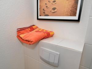 un asciugamano è appoggiato sopra una lavatrice di EulenNest a Rüde