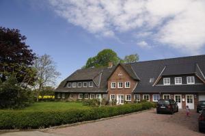 una grande casa con una macchina parcheggiata di fronte di EulenNest a Rüde