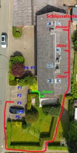 een luchtzicht op een parkeerplaats met een gebouw bij Altona365 - ApartE in Rellingen