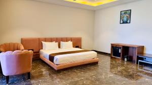 Postel nebo postele na pokoji v ubytování Pheonix Luxury Inn