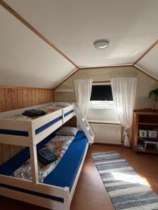 Postel nebo postele na pokoji v ubytování Hus Ana - familienfreundliches Schwedenhaus Fengersfors