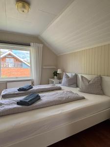 Postel nebo postele na pokoji v ubytování Hus Ana - familienfreundliches Schwedenhaus Fengersfors