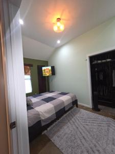 una camera con letto e TV sul soffitto di Le Chambre du Bamboo ad Arlington