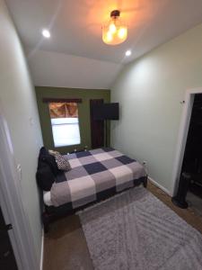 una camera da letto con un letto con una coperta a quadri di Le Chambre du Bamboo ad Arlington