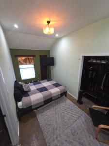 una camera da letto con un letto e un camino di Le Chambre du Bamboo ad Arlington Altre 4 foto