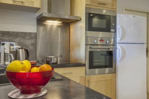 una cucina con una ciotola di frutta su un bancone di Domaine Ghjulia - Casa Nebbiu a Patrimonio