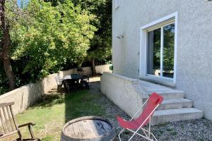 un gruppo di sedie e un tavolo in un cortile di Domaine Ghjulia - Casa Nebbiu a Patrimonio