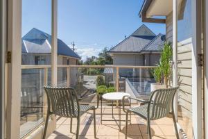 En terrasse eller udendørsområde på Moments from the Beach