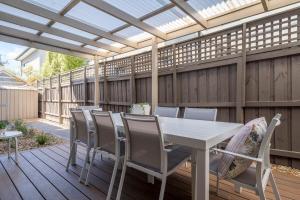 En balkon eller terrasse på Moments from the Beach