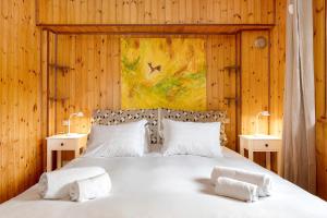 una camera da letto con un letto grande con due comodini di La Maisonnette a Valtournenche