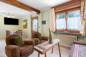 un soggiorno con due sedie e un tavolo di La Maisonnette a Valtournenche
