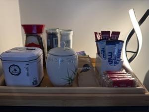 ein Tablett mit verschiedenen Gegenständen auf einem Tisch in der Unterkunft The Guest Room in Aldridge