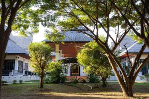een huis met bomen ervoor bij Chevana Resort in Ban Doi Yao
