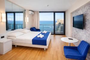 Postel nebo postele na pokoji v ubytování ORBI CITY HOTEL Panorama Suite with Front Sea View Balcony + 107 fotografií