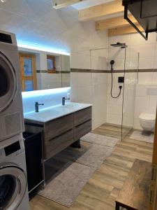 Koupelna v ubytování Reiterbauer Chalet + 56 fotografií