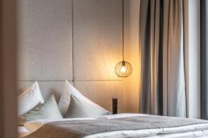 En eller flere senge i et værelse på Edelweiss echt-charmant + 42 billeder