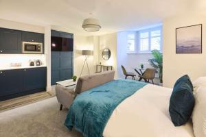 En eller flere senge i et værelse på Host & Stay - The Langley Hotel + 41 billeder