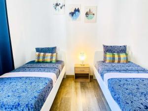 Giường trong phòng chung tại Centric Rooms Ghotic