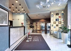 eine Lobby mit Wartebereich und Teppichboden in der Unterkunft Rius Hotel Lviv in Lwiw