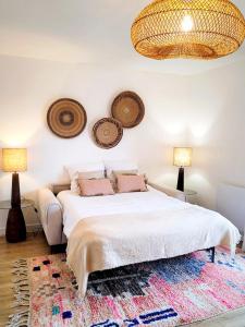 - une chambre avec un lit, deux lampes et un tapis dans l'établissement Calme et verdure à Poissy 50 m2 parking terrasse, à Poissy