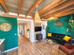 a living room with green walls and a green couch at Apartamentos de la Huerta in Alicante