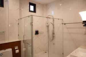 een badkamer met een douche met een glazen deur bij Chevana Resort in Ban Doi Yao +24 foto's