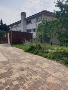 een huis met een stenen oprit voor een gebouw bij Chambre n 2 in Schiltigheim