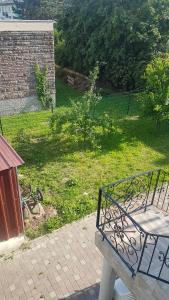 een bank op een patio in een tuin bij Chambre n 2 in Schiltigheim