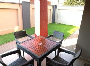 En terrasse eller udendørsområde på Serenique Living