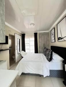 En eller flere senge i et værelse på Serenique Living