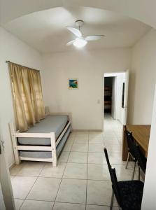 een slaapkamer met een bed, een tafel en stoelen bij Chalés Boraceia Duda in Boracéia