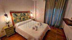 une chambre d'hôtel avec un lit avec deux serviettes dessus dans l'établissement Bungalow Almendros by Live It, à Moraira 13 autres photos