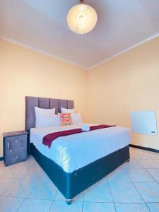 Giường trong phòng chung tại Gabriel cottage on Bucotfo Street