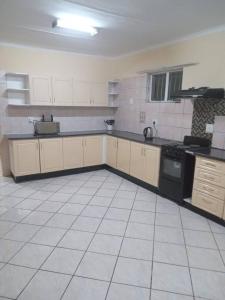 Nhà bếp/bếp nhỏ tại Gabriel cottage on Bucotfo Street