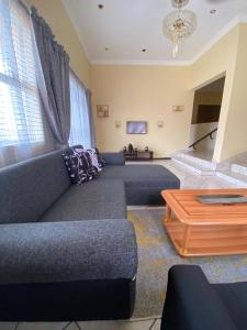 Khu vực ghế ngồi tại Gabriel cottage on Bucotfo Street