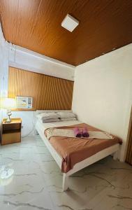 Giường trong phòng chung tại LALEAH Transient House