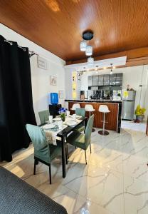 Nhà bếp/bếp nhỏ tại LALEAH Transient House