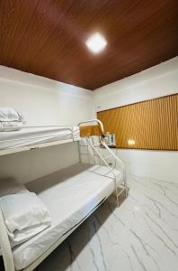 CotabatoLALEAH Transient House的配有木制天花板的客房内的一张双层床