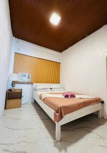 Giường trong phòng chung tại LALEAH Transient House