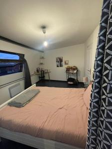 une chambre avec un grand lit dans une pièce dans l'établissement Maison ou chambres a louez, à Armentières