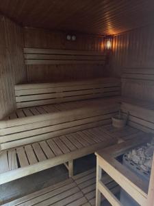 een sauna met houten banken en een bad. bij Thermal Hotel Tengelic  +20 foto's