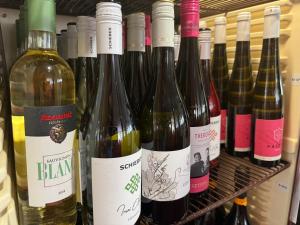 een bos flessen wijn op een plank bij Thermal Hotel Tengelic 