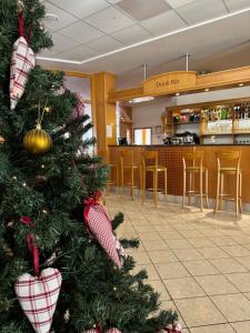 een kerstboom voor een restaurant bij Thermal Hotel Tengelic 
