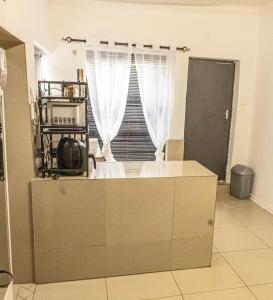 比勒陀利亚Thorne's crip的客厅设有大窗户和白色窗帘