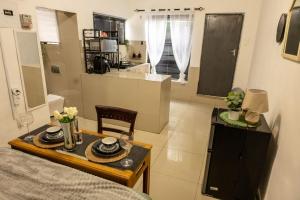 比勒陀利亚Thorne's crip的一间带床、桌子和厨房的房间 更多12张照片