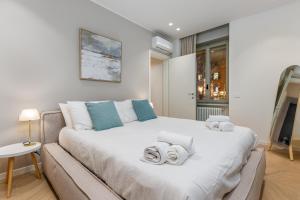 ein Schlafzimmer mit einem großen weißen Bett mit Handtüchern darauf in der Unterkunft Center of Bergamo BGYnn Le Grazie in Bergamo