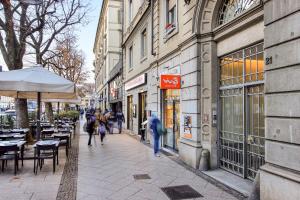 eine Gruppe von Menschen, die eine Stadtstraße entlanggehen in der Unterkunft Center of Bergamo BGYnn Le Grazie in Bergamo
