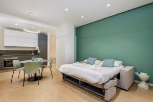 ein Schlafzimmer mit Bett und Tisch und eine Küche in der Unterkunft Center of Bergamo BGYnn Le Grazie in Bergamo