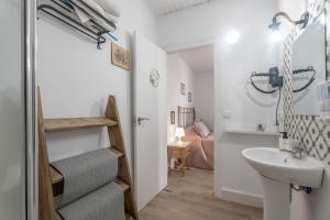 un piccolo bagno con lavandino e WC di Gar House a Caleta de Interián Altre 89 foto