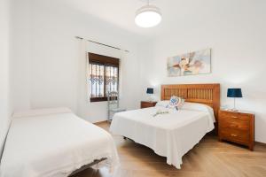 ein Schlafzimmer mit zwei Betten und einem Fenster in der Unterkunft Casa Miró in Humilladero + 13 Fotos